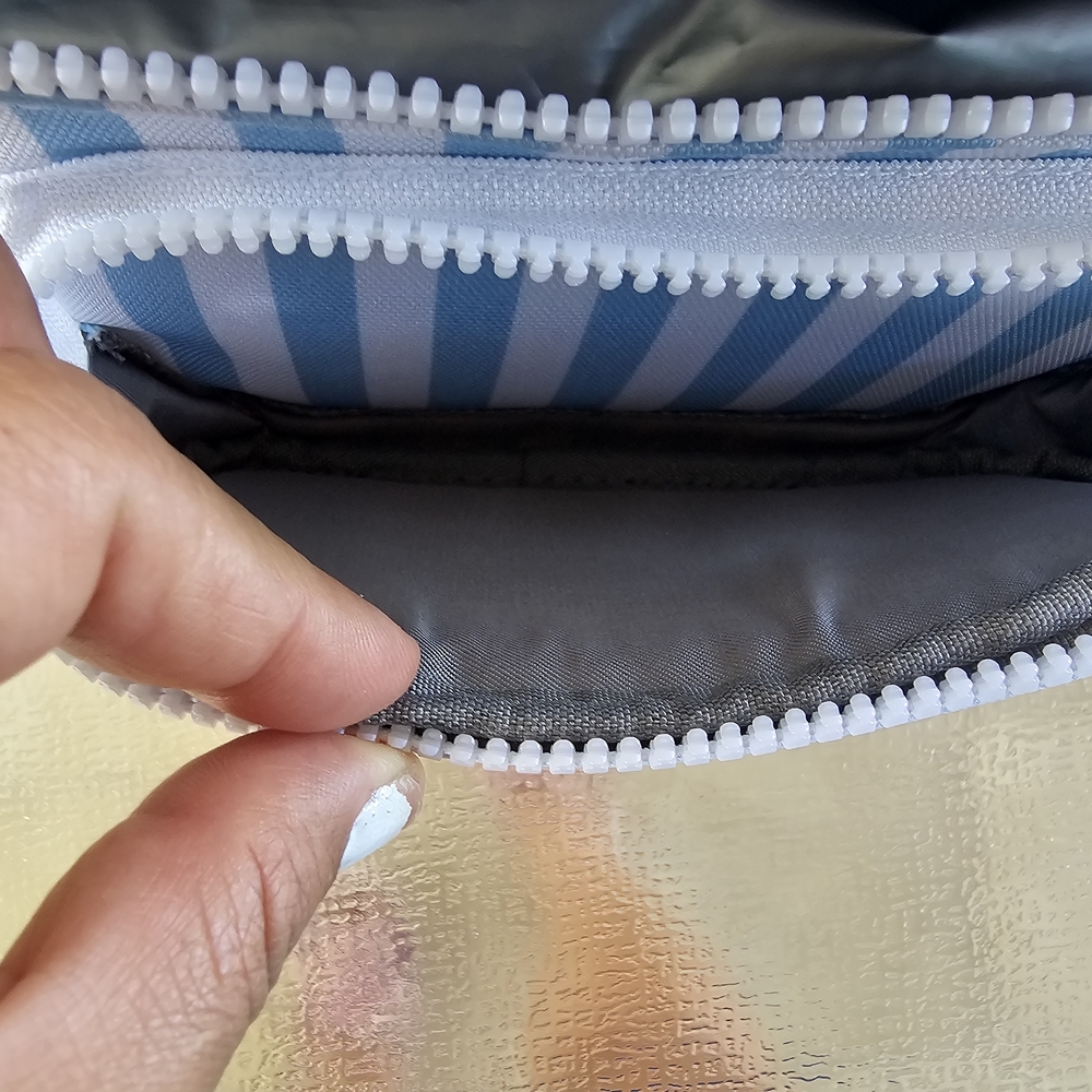 No Boundaries Blue Stripe Cooler Belt Bag Insulated Crossbody Waist Pack Travel - Picture 4 of 9